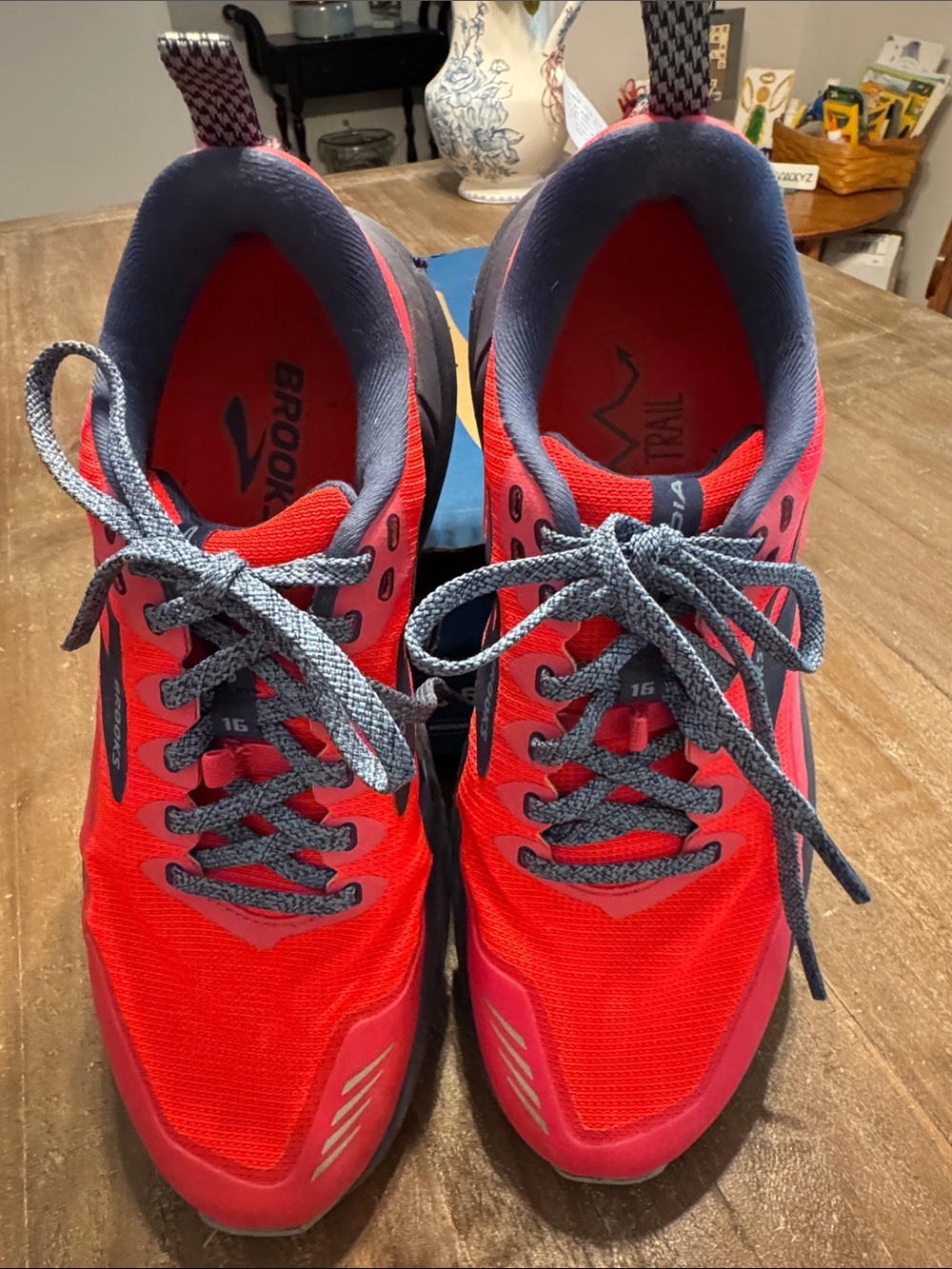 Brooks Women’s Cascadia 16 trail Shoes in Red and dusty blue - Picture 3 of 6